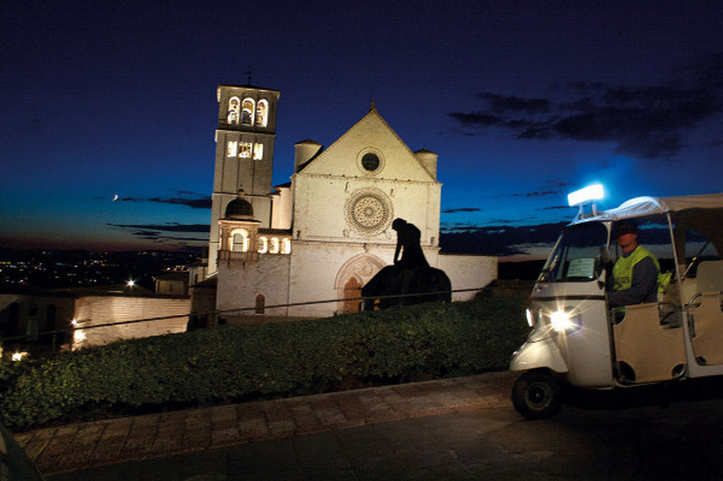 tour panoramico ad assisi by night